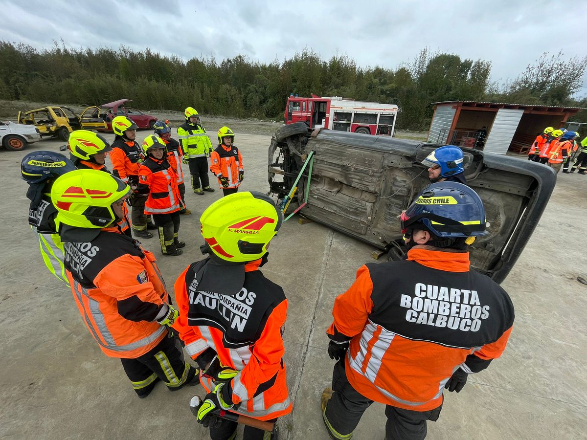 ANB_LosLagos's tweet photo. 20 Bomberos de los CB. Maullin y Calbuco realizan el Curso de Extricacion I en el CEZS. @ANB_Chile @consejo10 https://t.co/Vh7Ot8OpE5