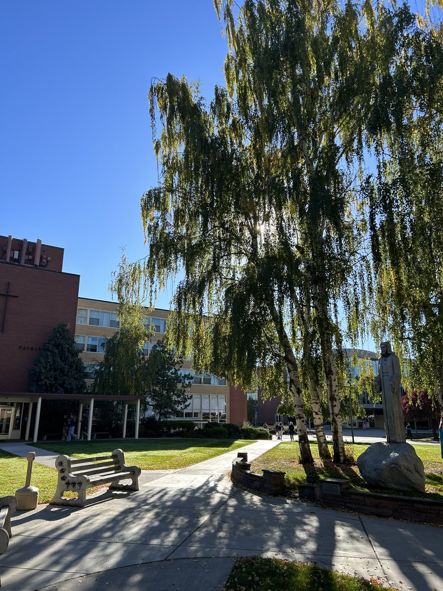 GonzagaU's tweet photo. Couldn’t ask for a more beautiful day for #FallFamilyWeekend! 😍 https://t.co/qkbLSKRF4N