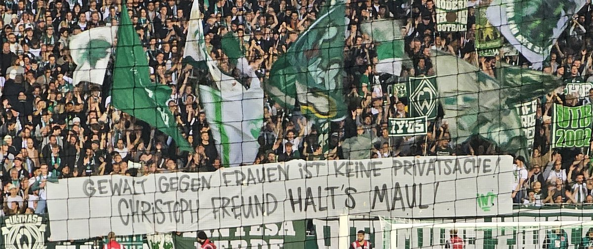 Gewalt gegen Frauen ist keine Privatsache. Christoph Freund Halts Maul!

Ganz starkes Statement von Werders Kurve gegenüber Bayern und Thema Boateng
#SVWTSG