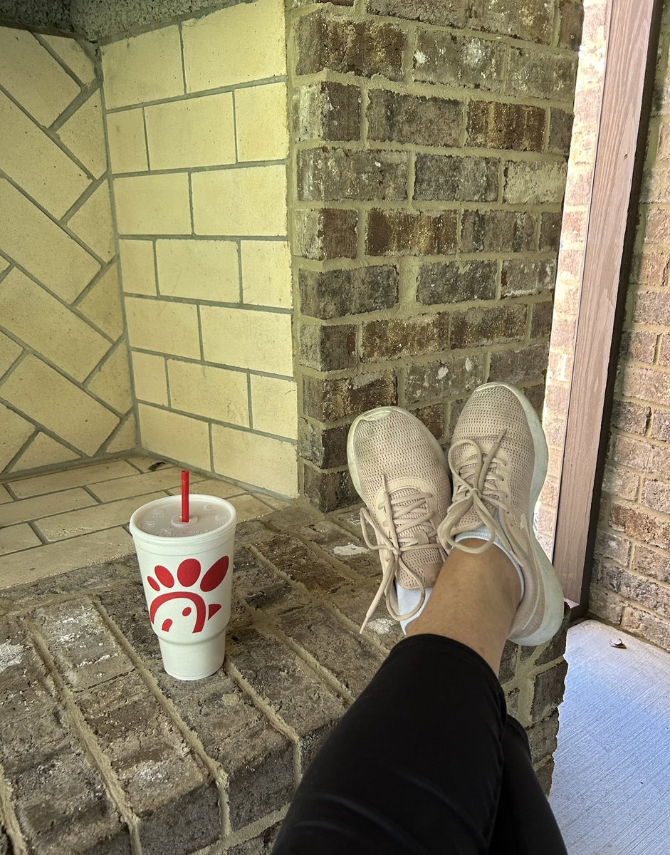TNVolbabe's tweet image. When you don’t have any furniture yet, you improvise with what you have!!! And yes these are my old tennis shoes &amp;amp; they are dirty!! #moving #firstlunch is @ChickfilA !! Hurry up furniture delivery!!  Nice breeze coming in out on the back patio though!!