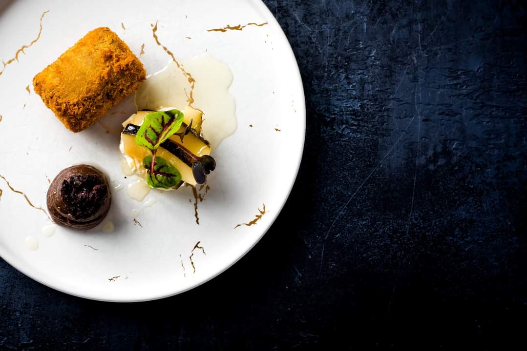 PlasDinas's tweet photo. Pork cheek croquette, black pudding, salt baked celeriac, burnt pear, hazelnut
#TheGunroomRestaurant #NorthWales #MichelinGuide #octobermenu #foodie #wales https://t.co/4BLu2kgVFa
