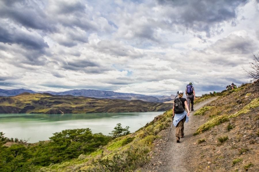 Don't start a hike without these 19 essential pieces of hiking gear. Plus get a free downloadable hiking packing list to use - make sure nothing is left behind! #packinglist #adventuretravel ottsworld.com/blogs/essentia…