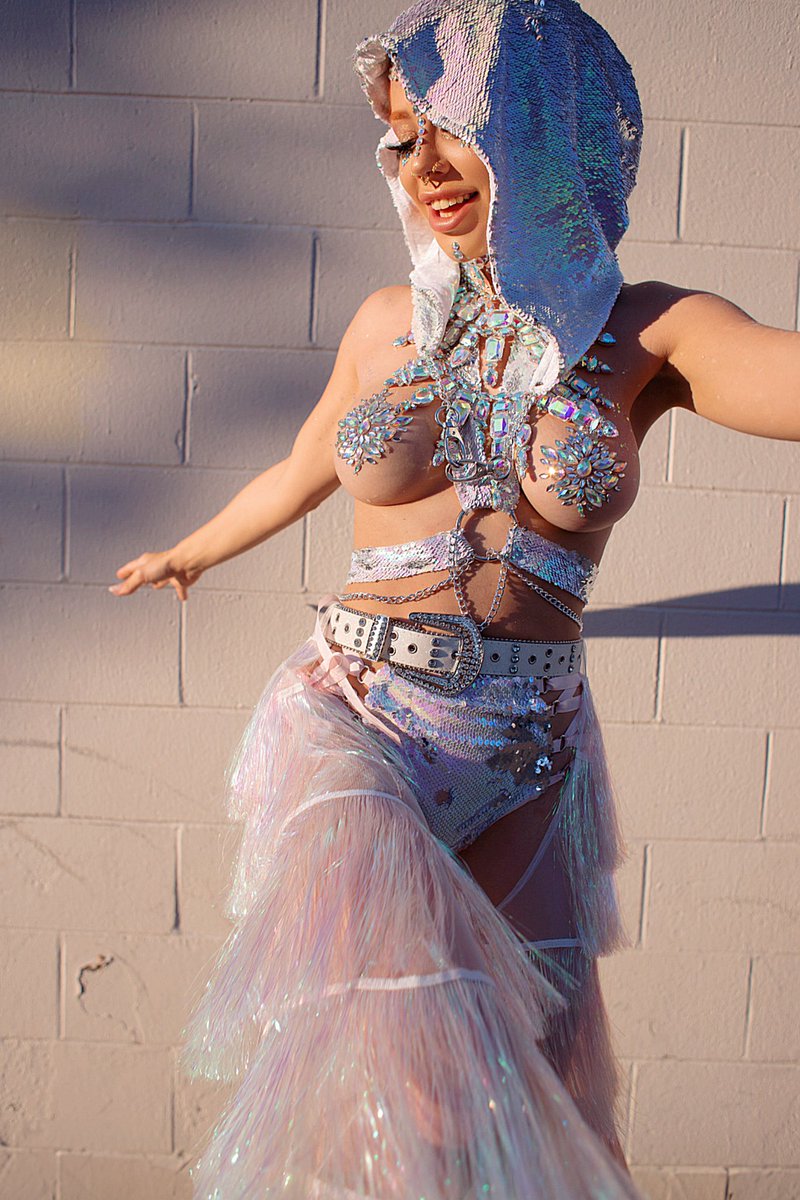 miss_overdose's tweet photo. Are we having fun yet? 💎🌈😜
#burningmanfestival #burningman2023 #burnerettes #burnergirls #festivalinspo #festivalinspiration #festivalfashion #burningmanstyle #burnerbabe #fantasyphoto #fantasyfeature #cosplaygirls #fairycosplay #cosplaycostume #fairycostume #fairywings #opheliaoverdose #fairytalefantasy #fairytalephotography