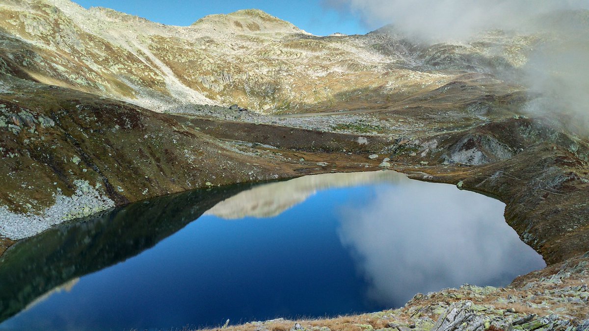 PascalHeyman's tweet image. ☀️ 🚸 along the demanding but scenic '9 lake trail' (9 Seen Weg) at high altitude from the #Grimsel pass in #Obergoms #Goms 🇨🇭. Tremendous views of the mountain landscape and magnificent mountain lakes. @valaiswallis @MySwitzerland_e. Tour info here: outdooractive.com/mobile/en/rout…