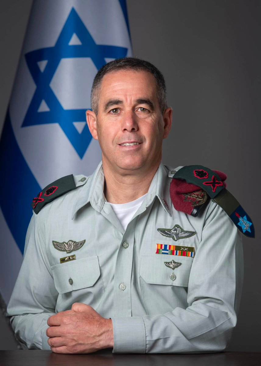 #WarOnPalestine 
Fuerzas palestinas capturaron al comandante de IDF Depth Corps, unidad élite con la misión de evitar ataques contra el estado de #Israel desde sus fronteras. #Hamas mostró una foto del May/Gen Nimrod Aloni en ropa interior y descalzo, rodeado por combatientes.p