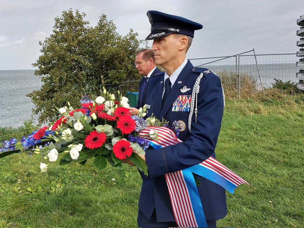 CoWiskerke's tweet image. Vanmiddag twee herdenkingspalen onthuld van neergeschoten Amerikaanse bommenwerpers met een aantal #Veteranen bij de Oude Zeug en het monument van het Dijkgat, Wieringermeer,  #HollandsKroon Indrukwekkend.  "Lest not forget"