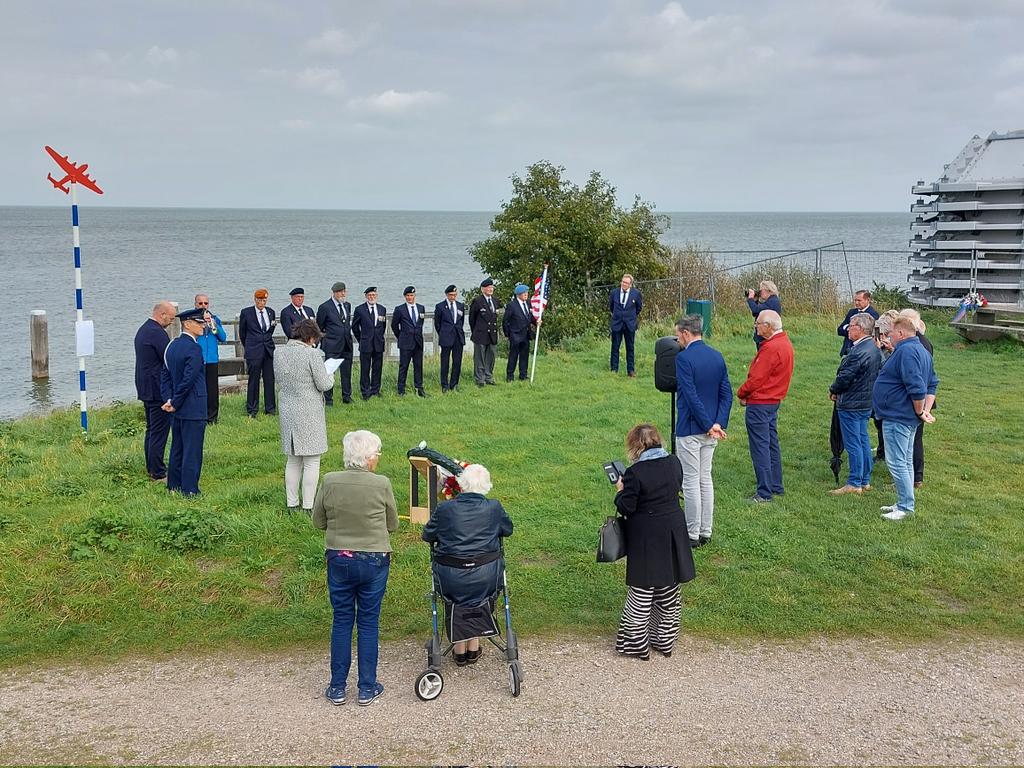 CoWiskerke's tweet image. Vanmiddag twee herdenkingspalen onthuld van neergeschoten Amerikaanse bommenwerpers met een aantal #Veteranen bij de Oude Zeug en het monument van het Dijkgat, Wieringermeer,  #HollandsKroon Indrukwekkend.  "Lest not forget"