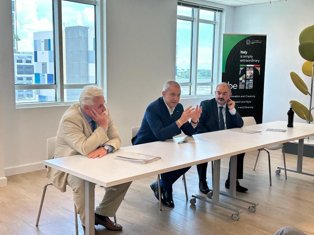 adg_iovoto's tweet photo. Ho partecipato con grande piacere e interesse al #FITCE di Fort Lauderdale, dove erano presenti, grazie al Ministero delle Imprese e del Made in Italy, dieci eccellenze italiane che ho poi incontrato al nostro Consolato di Miami. @mimit_gov @ItalyinMIA https://t.co/sNjVOOYx1b