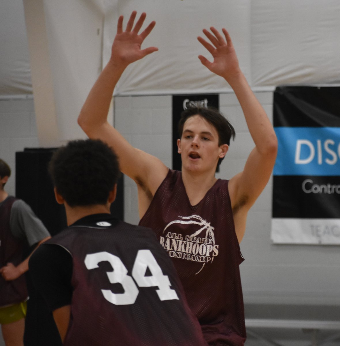 BankHoops's tweet image. Sweet lefty shot on Detroit Catholic Central 6-2 2025 Sam Howard, but also length and fundamentals on D.