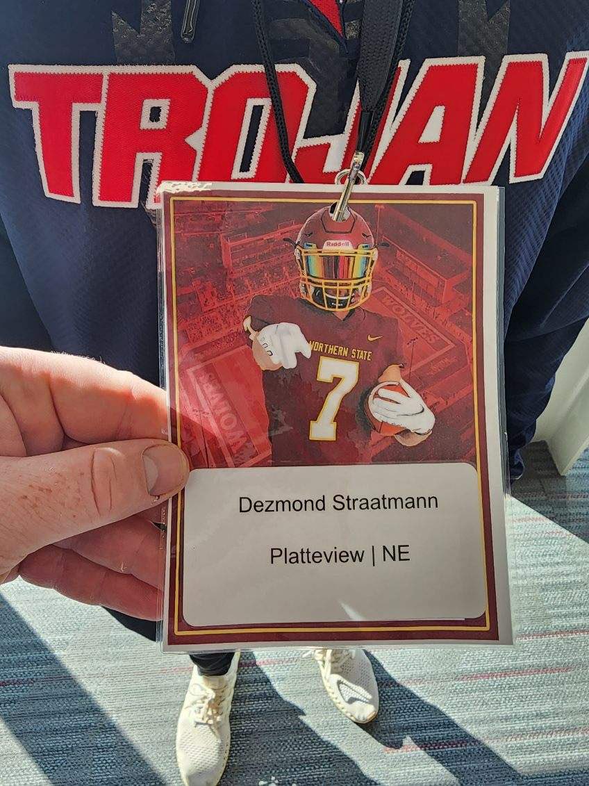 Dezmond Straatmann is in Aberdeen checking out <a href="/NSUWolves_FB/">Northern State Football🐺 🏈</a>. Hoping he runs into my NSB65 dude @kegan_mountain.