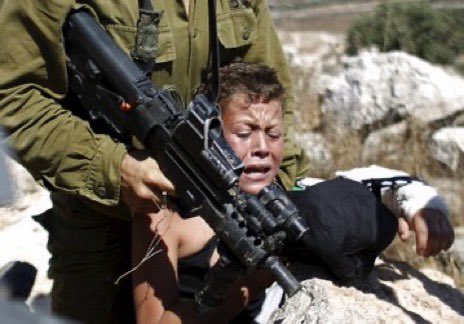 allouush's tweet photo. هيك بيعاملو الصهاينة أطفال فلسطين.. وبيطلع مين بينتقد أفعال المقاومة❗️ https://t.co/ewU3VRtwjG