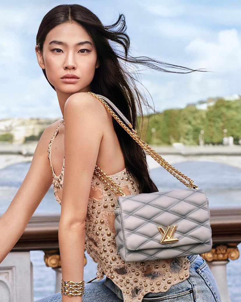 DripsNstyles's tweet image. Women’s Fashion Campaign. Effortlessly fusing audacious elegance with Louis Vuitton’s singular savoir-faire, the GO-14 handbag by @NicolasGhesquiere captivates with its timeless silhouette and signature details.Showcased by Hoyeon
#Hoyeon #LVGO14 #LOUISVUITTONSS24
