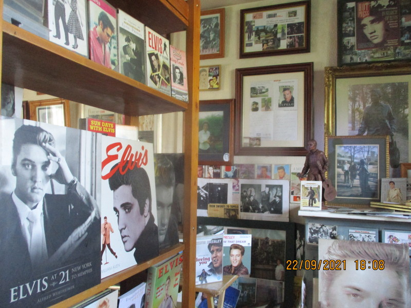 MauriceColganIE's tweet photo. Looking for a VERY public space to be displayed as a great tourist attraction and Selfie opportunity.  impressive, valuable Elvis memorabilia and stories included. 
#fingalcoco #Dublincoco #independentIE #irishtimes #rsvp #phoenix #businesspost #usatoday #hotpress
#GOLDENDISCS https://t.co/dVMeArrOuE