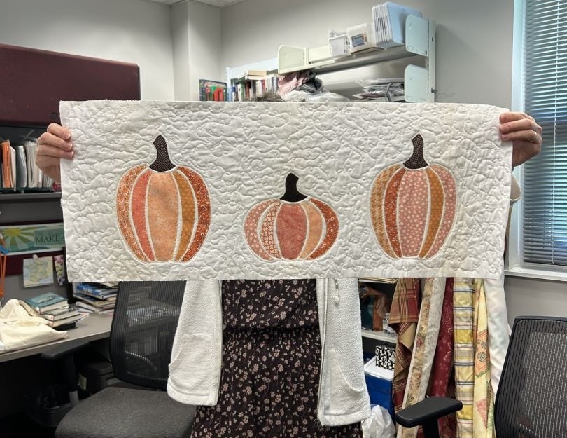 WRLibrary's tweet image. Come make a pumpkin table runner from 9:30 am to 1 pm on Oct. 20, at the James City County Library. Beginners in sewing are welcome! Bring your own machine or borrow one from us. Call 741-3300, opt. 2 to reserve your spot. #Makerspace #SewingTips #Crafts