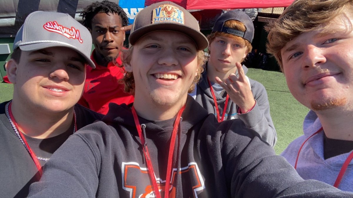 Game day visit at @LCPanthers_FB!!
<a href="/HallTechSports1/">Hall-Tech Sports</a> <a href="/DownSouthFb1/">Down South</a> <a href="/ExpoRecruits/">Expo Recruits</a> <a href="/AL_Recruiting/">AL Recruiting</a>