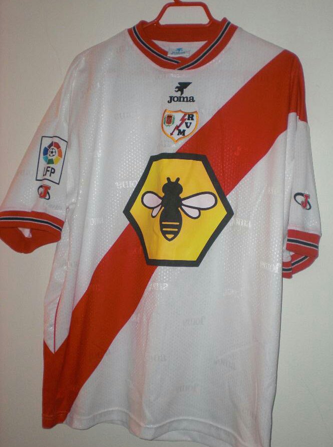 alexpj29's tweet photo. Se quiere fabricar una camiseta retro del Rayo de la temporada 99/00⚡️🙌🏾
Necesitamos un pedido mínimo, por lo que si estás interesado, da like a este tweet❤️
A ver si lo conseguimos!!🙏🏾
Cualquier duda, podéis preguntarme por DM📩 https://t.co/PD4BOtvp15