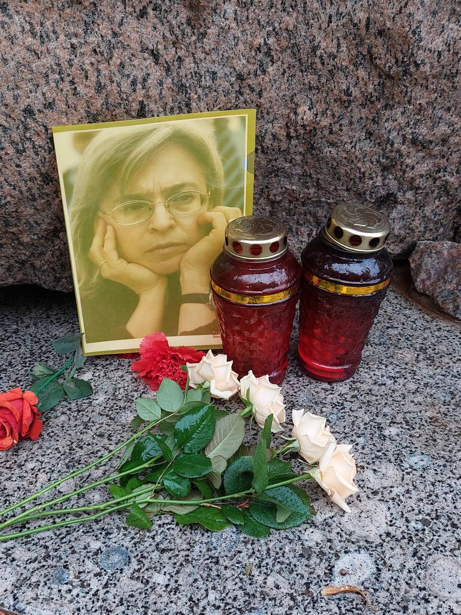 visboris's tweet photo. 17 лет назад была убита обозреватель "Новой газеты" Анна Политковская. 

От имени "Яблока" по традиции принёс цветы и портрет к Соловецкому камню. https://t.co/Eywh06KP3t