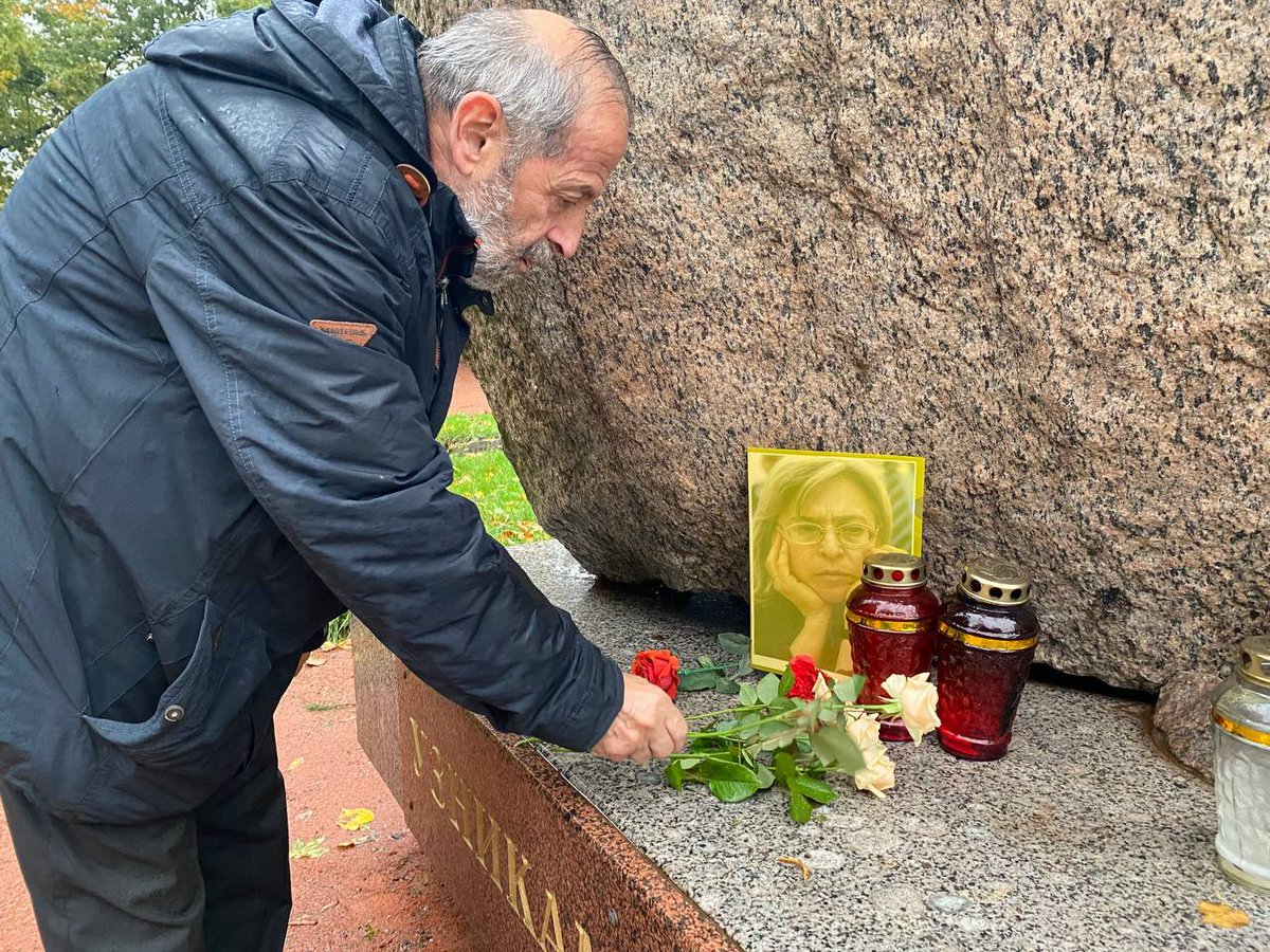 visboris's tweet photo. 17 лет назад была убита обозреватель "Новой газеты" Анна Политковская. 

От имени "Яблока" по традиции принёс цветы и портрет к Соловецкому камню. https://t.co/Eywh06KP3t