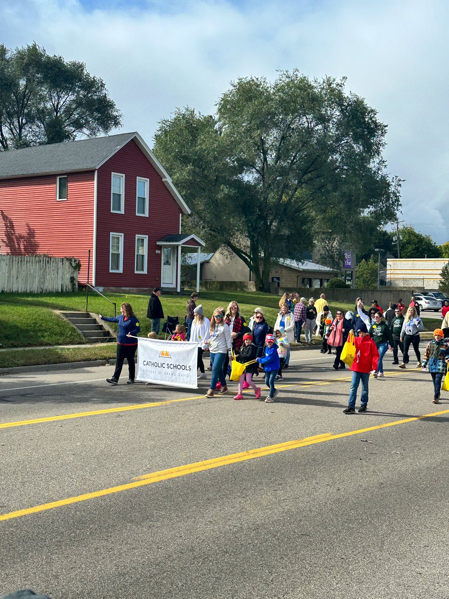 BenNovitsky's tweet photo. Pulaski Days Parade ❤️🤍 @GRWestCatholic @dogrschools https://t.co/dRlvg0ESx5