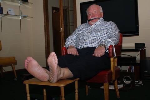 tuoifeet's tweet photo. tickle https://t.co/BrbfrUfmCH