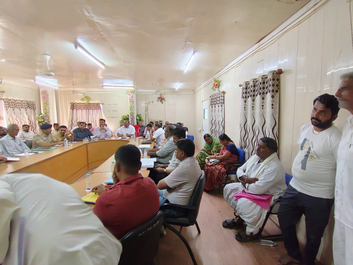 આજરોજ રાપર તાલુકા ના રાડા કચેરી ખાતે એ ટી વી ટી અને તાલુકા સંકલન સમિતિ ની બેઠક પ્રાંત અધિકારી ભચાઉ ના અધ્યક્ષ સ્થાને યોજાઈ જેમાં તાલુકા ના વિવિધ પ્રશ્નો ના નિકાલ બાબતે સંબંધિત અધિકારીઓ ને સૂચના આપવામાં આવી. <a href="/mamrapar/">Mamlatdar Rapar</a> <a href="/DcBhachau/">SDM Bhachau Kachchh</a> <a href="/BJPVirendrasinh/">Virendrasinh jadeja</a> @Bhujmahiti @CollectorKutch