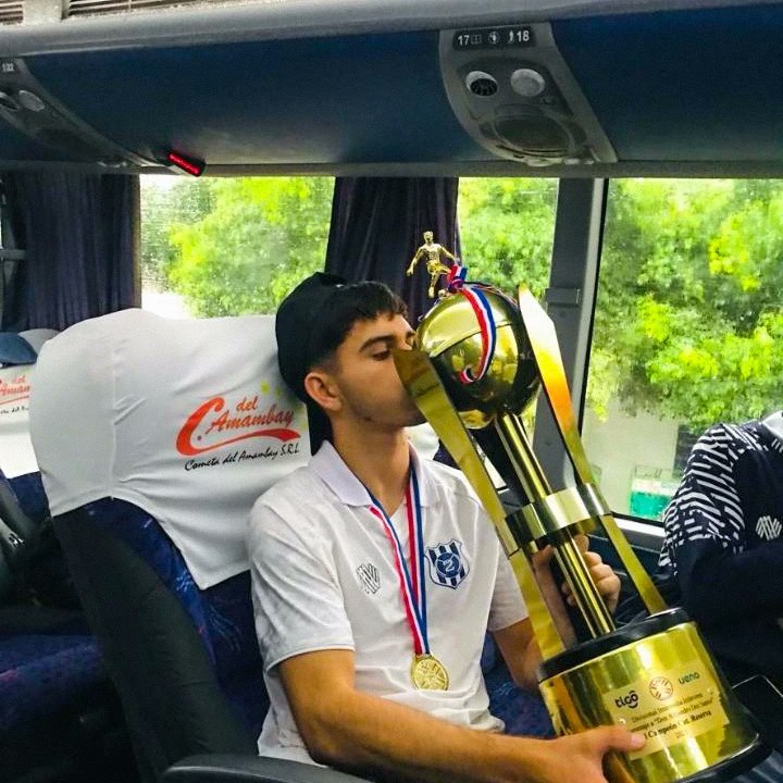 Club2deMayo's tweet photo. 🐔⚽

#CatReserva 
¡La Copa rumbo a Pedro Juan Caballero! 🏆🥇

#VamosGallo https://t.co/h1ekqwlqg9