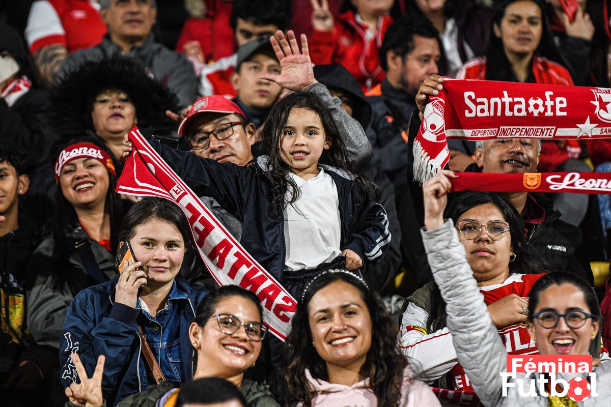 #Galería | #Hinchada 

Como desde la primera vez, aquí están algunas postales de la hinchada 'cardenal' acompañando a las 'leonas' en su debut en @libertadoresfem a pesar de la derrota, siempre estuvieron alentando 🎊😀 

📸 Nicolás Delgadillo