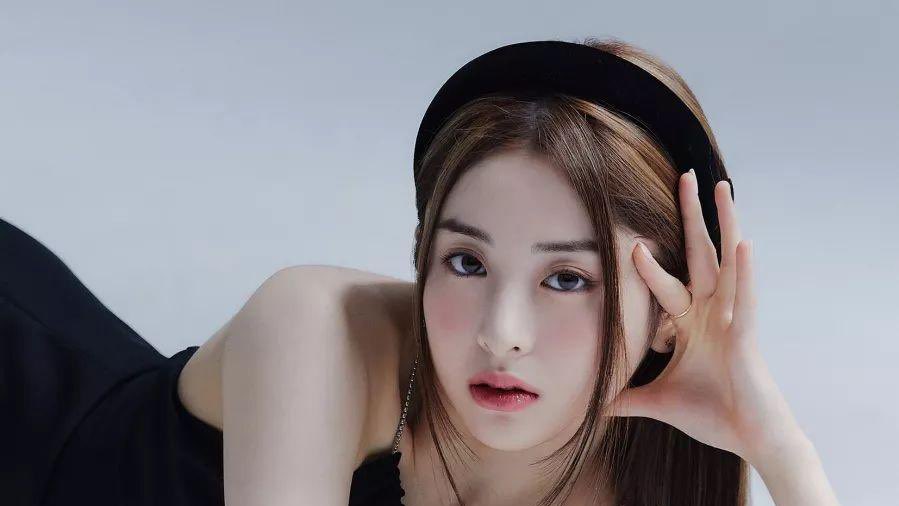 PopBase's tweet photo. Happy 22nd birthday to the talented Huh Yunjin of LE SSERAFIM. https://t.co/AZEkA9PgVx