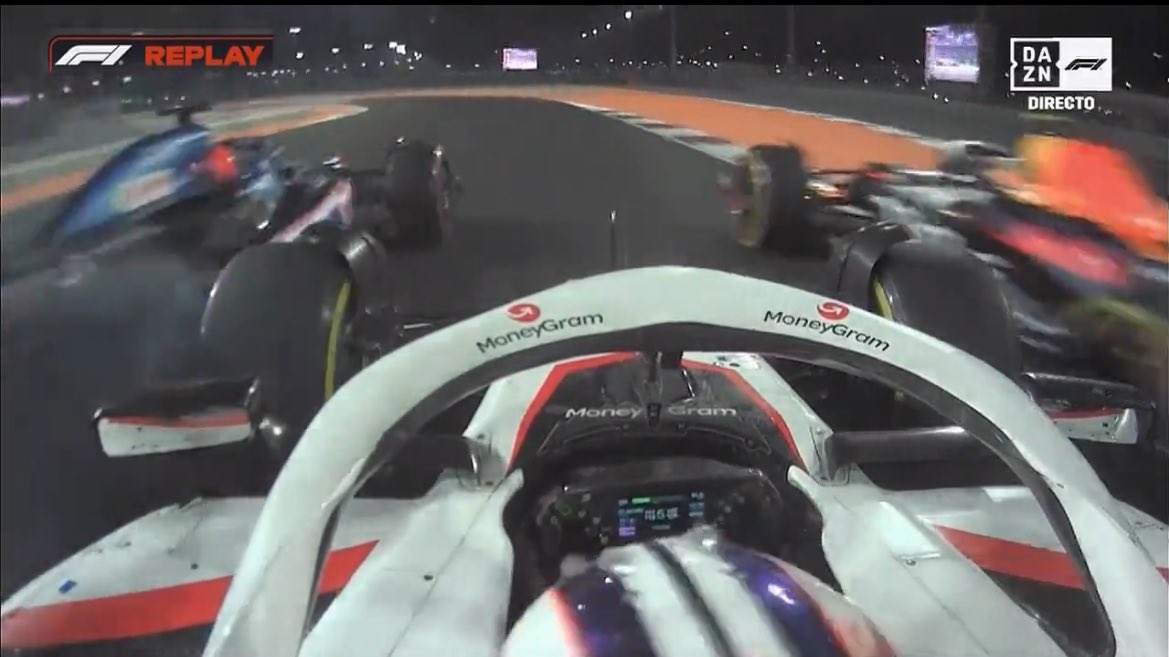Antes de que digan algo, Checo es el que tiene la race line correcta, Hulkenberg tiene la linea interior, la linea de Ocon no tiene ni pies ni cabeza, no alcanza a frenar.