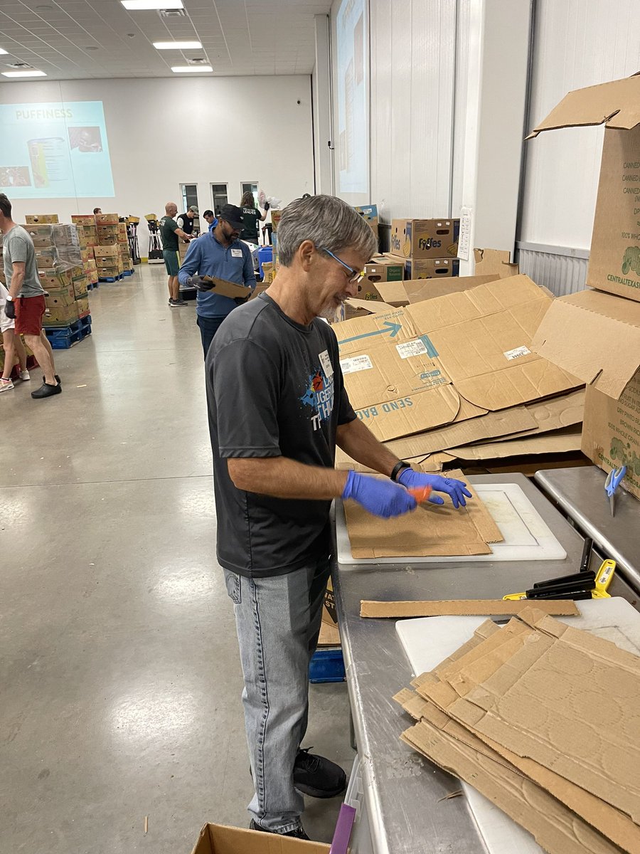 crob1212's tweet photo. The #SalesforceATX #Trailblazers helped  provide over 3000 meals for Austinites during #MealsOverTexas today! 
#GivingBack @trailhead @salesforce #BeATrailblazer #FightingHunger #FeedingHope @Benioff @charlieisaacs https://t.co/3PJZU7LnIm