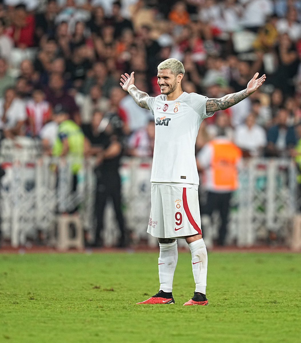 Merhaba. 👋

Yine ben. ⚽️

𝓜𝓪𝓾𝓻𝓸 𝓔𝓶𝓪𝓷𝓾𝓮𝓵 𝓘𝓬𝓪𝓻𝓭𝓲 𝓡𝓲𝓿𝓮𝓻𝓸! ✨