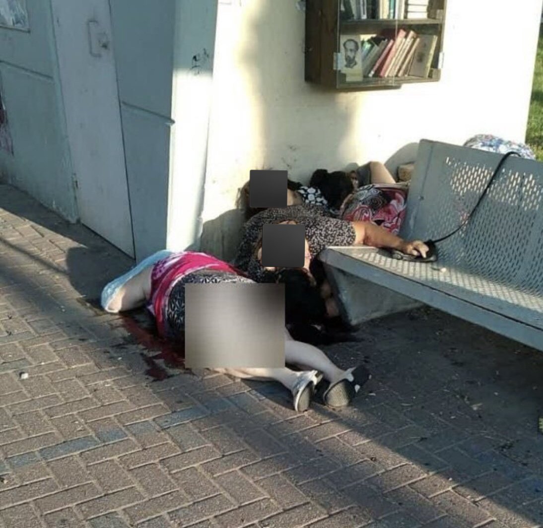 ⚠️🇮🇱 | Israel: ¡TRAGEDIA!terroristas de Hamás han disparado cobardemente contra civiles ancianos y mujeres mientras esperaban en una parada de autobús. ¿Sabían que ésta masacre están defendiendo varios personajes de izquierda progresista?