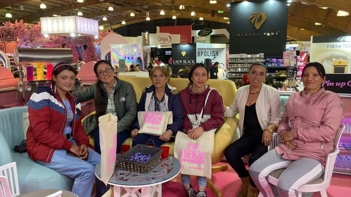 SoyClauRodri3's tweet photo. En la Feria de Salud y Belleza de @CorferiasBogota, reafirmo mi compromiso con el empoderamiento de la mujer. Somos eje central de la sociedad, y merecen libertad económica, social y política. ¡Juntas, construiremos un futuro más igualitario y empoderado para todas!  #Lara3 https://t.co/bZxbDLBxQZ