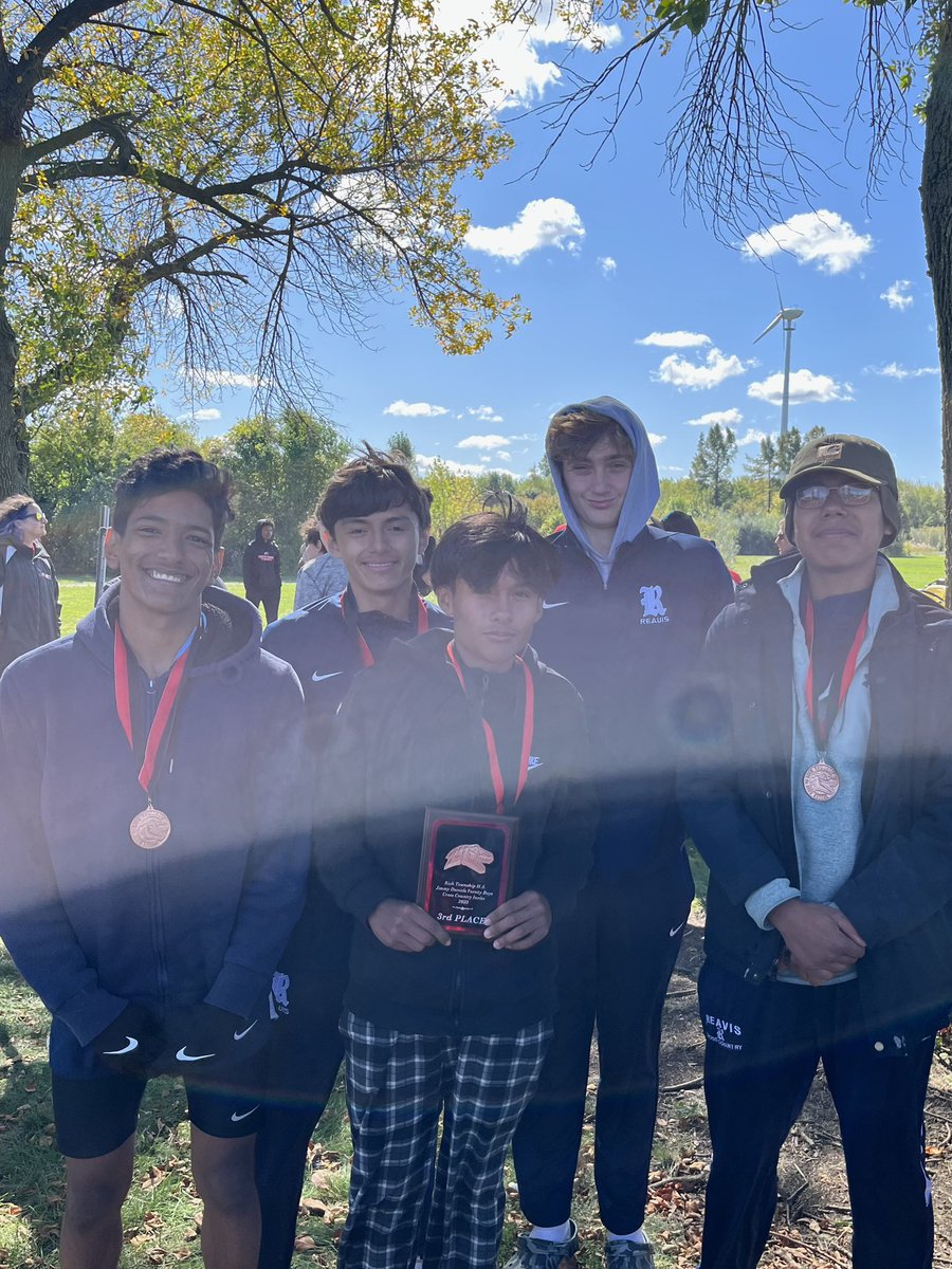 ReavisBoysXC's tweet photo. Congratulations to our Varsity runners for coming in 3rd place today! Freshman Santiago Chavez finished 3rd overall! Jose Flores, Laith Yasin, and Abraham Medina all placed in top 25! Laith had a PR of 17:37 and Abraham had a PR of 17:43! Great Work Boys👏🏻🐏🏃‍♂️ https://t.co/LC5NnsuoxA