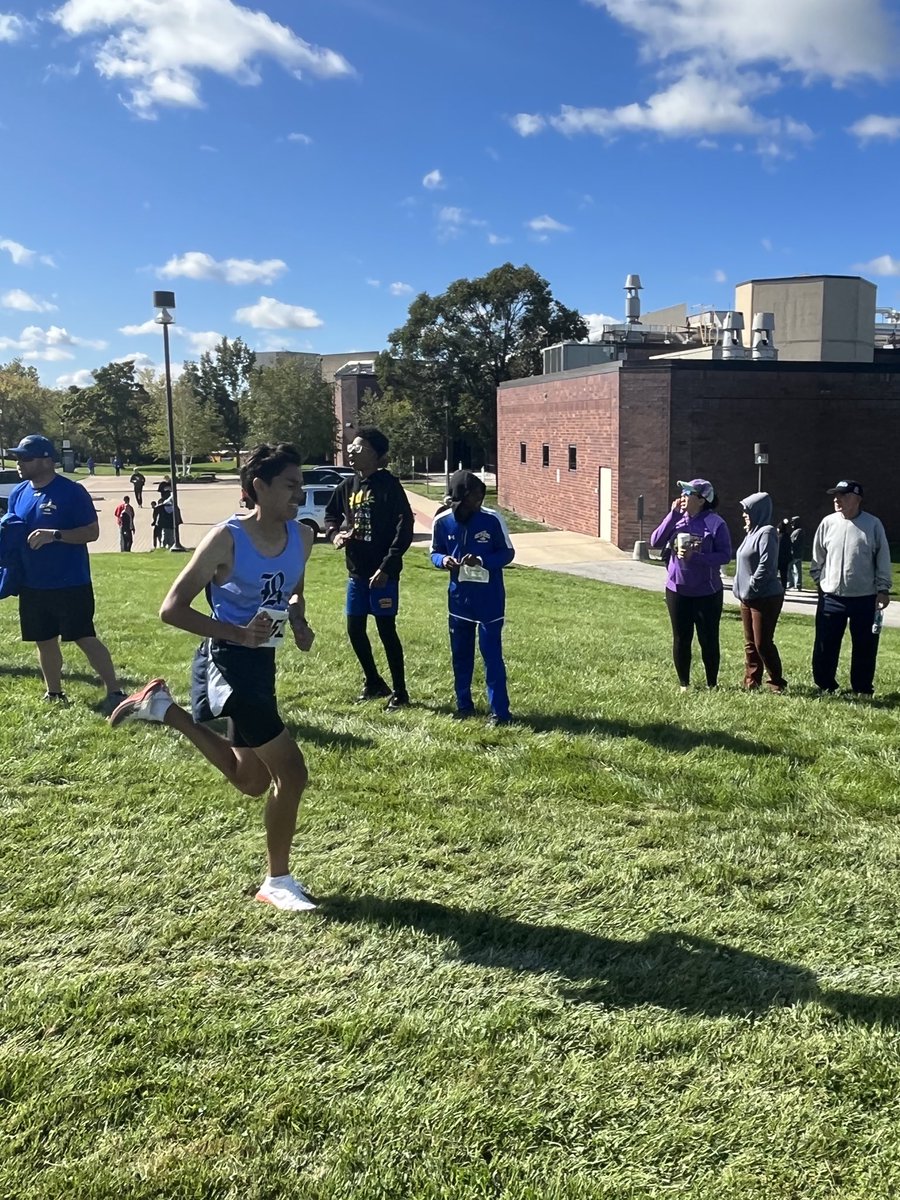 ReavisBoysXC's tweet photo. Congratulations to our Varsity runners for coming in 3rd place today! Freshman Santiago Chavez finished 3rd overall! Jose Flores, Laith Yasin, and Abraham Medina all placed in top 25! Laith had a PR of 17:37 and Abraham had a PR of 17:43! Great Work Boys👏🏻🐏🏃‍♂️ https://t.co/LC5NnsuoxA