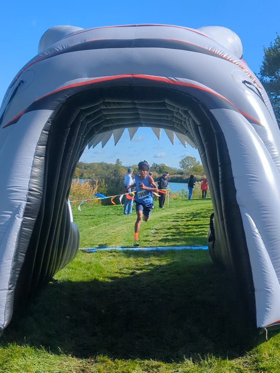 ReavisBoysXC's tweet photo. Congratulations to our Varsity runners for coming in 3rd place today! Freshman Santiago Chavez finished 3rd overall! Jose Flores, Laith Yasin, and Abraham Medina all placed in top 25! Laith had a PR of 17:37 and Abraham had a PR of 17:43! Great Work Boys👏🏻🐏🏃‍♂️ https://t.co/LC5NnsuoxA