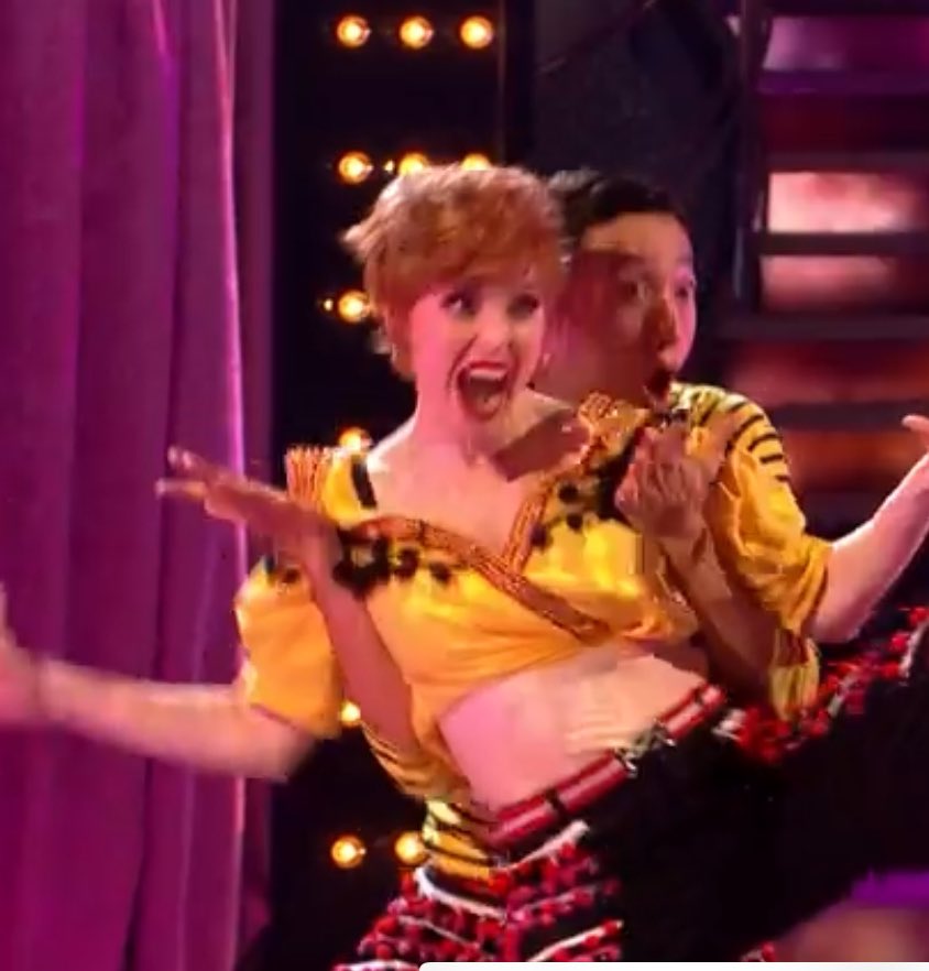 BRATTYBARBl's tweet photo. Errr SCUSE me laydeh, you’re meant to be on the bloody dancefloor #Strictly https://t.co/t5nlrwNfbO