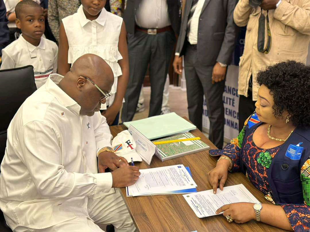 Kabongo_Glody_B's tweet photo. Le PR05 @fatshi13 vient d déposer son dossier d candidature à la présidentielle d 2023 en tant qu'indépendant. Il sollicite un 2e mandat de 5ans tel que permis par la constitution afin d poursuivre son combat pr l'indépendance économique de la RDC.
✌️🇨🇩 https://t.co/ZSScekphEN