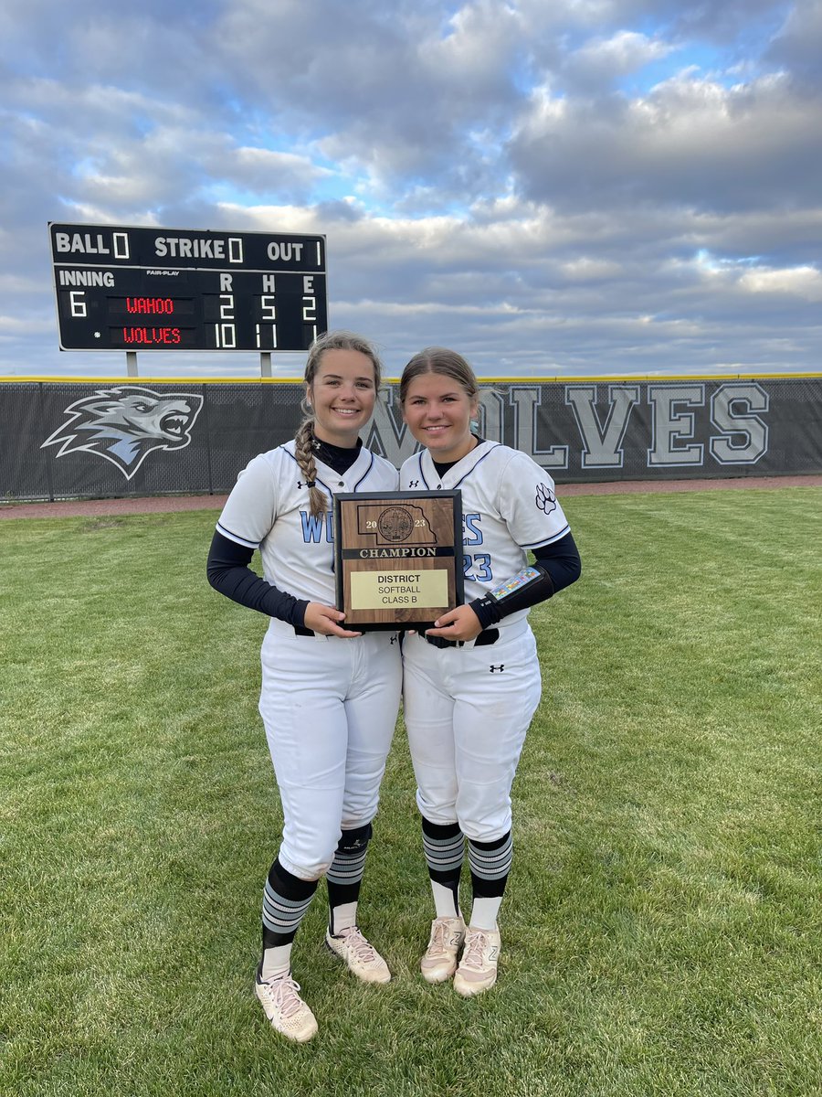 The Pearson sisters were unstoppable yesterday!  In the three games of our district final, the duo combined for 11 hits, 4 💣 and 16 RBI's.  And their defense was 🔥too!