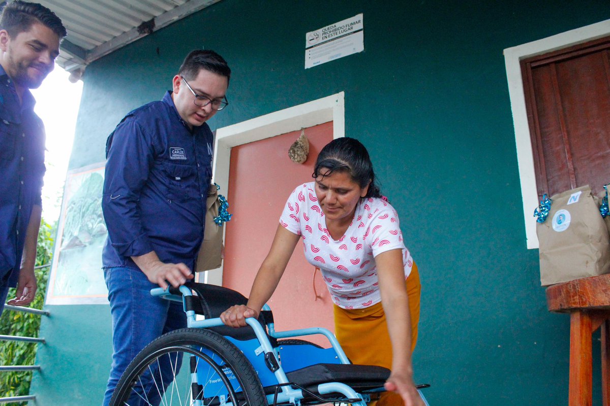 CarlosHdez_SV's tweet photo. 📍Morazán Sur

Tuvimos un hermoso encuentro con líderes de Morazán Sur. Entregamos 2 sillas de ruedas a Concepción y Jonathan, esperamos que esto mejore su movilidad.

Seguimos trabajando en todo el país. ¡Vamos por todo! @nayibbukele Presidente 2024 🇸🇻 #ElSalvador #PARLACEN https://t.co/K9DLDoQJ3v