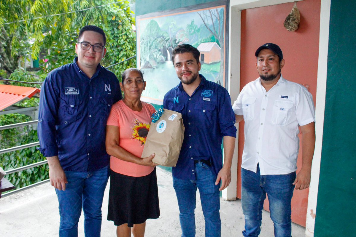CarlosHdez_SV's tweet photo. 📍Morazán Sur

Tuvimos un hermoso encuentro con líderes de Morazán Sur. Entregamos 2 sillas de ruedas a Concepción y Jonathan, esperamos que esto mejore su movilidad.

Seguimos trabajando en todo el país. ¡Vamos por todo! @nayibbukele Presidente 2024 🇸🇻 #ElSalvador #PARLACEN https://t.co/K9DLDoQJ3v