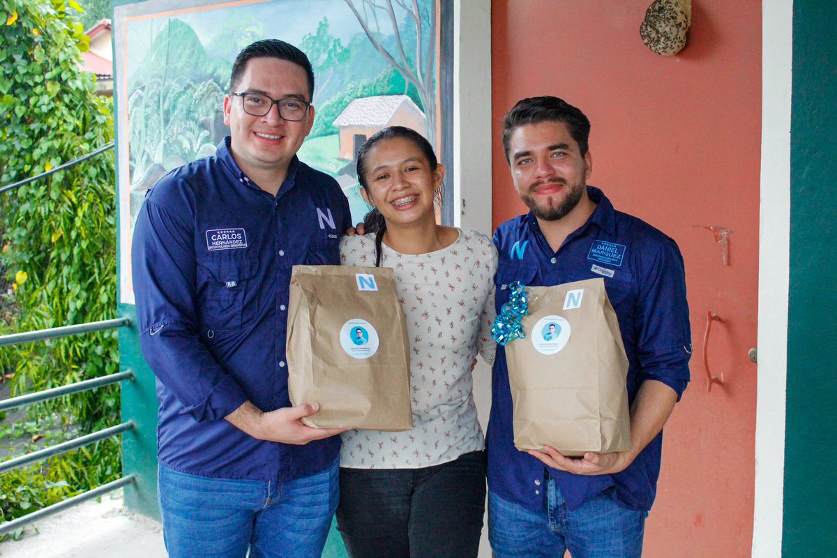CarlosHdez_SV's tweet photo. 📍Morazán Sur

Tuvimos un hermoso encuentro con líderes de Morazán Sur. Entregamos 2 sillas de ruedas a Concepción y Jonathan, esperamos que esto mejore su movilidad.

Seguimos trabajando en todo el país. ¡Vamos por todo! @nayibbukele Presidente 2024 🇸🇻 #ElSalvador #PARLACEN https://t.co/K9DLDoQJ3v