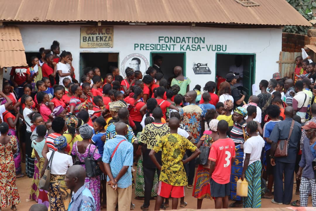 ckiatazitambo's tweet photo. Aujd lors de ma visite à Dizi au village natal du PR01 le président kasa-vubu j'ai été accueillie avec joie au nom de ma fondation la FPK @fondationPRKasa par les membres du secteur de nsanga-nord et j'ai aussi visité l'installation de la radio que j'ai offerte à cette population https://t.co/n0vc9k6gGo