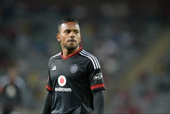 bonga_albert's tweet photo. Let's give Erasmus, his flowers while we still can 🌸 🔥
#K95
#OrlandoPirates
#MTN8 https://t.co/5RdZeiQaf6