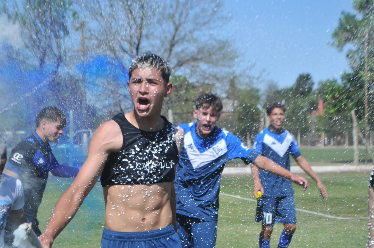 Velez's tweet photo. 🏆 ¡¡¡VÉLEZ CAMPEÓN!!!

La Novena División (Categoría 2009) se consagró nuevamente como el mejor equipo de su camada en el certamen Juvenil, al vencer 1-0 a Unión con gol de Facundo Salinas.

👏🏻 Una campaña espectacular cosecharon: 65 puntos (G 21, E 2 y P 2). Coronaron el título dos fechas antes del final, luego de haberse consagrado el mes pasado como Campeones de América Sub 13 en la Fiesta Evolución CONMEBOL.

✅ Séptimo título desde que empezaron a competir para la Categoría 2009.

�� ¡Salud, Campeones!