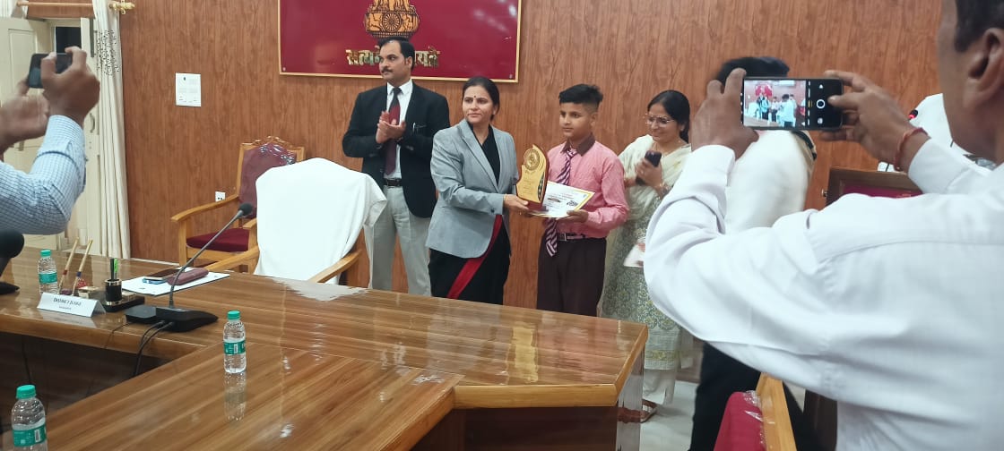BSA_SAHARANPUR's tweet photo. स्वच्छता प्रतियोगिता में चयनित ०६ बच्चो को जिला जज महोदया द्वारा सम्मानित किया गया। अंशिका ups कन्या नागल की ड्राइंग से प्रभावित होते हुए मैडम द्वारा अपना स्केच बनाने हेतु भी कहा गया।
#UPBasicEducationModel #NEP2020inBasic
@PMOIndia
@CMOfficeUP
@basicshiksha_up 
@thisissanjubjp https://t.co/vWOEAQFy8M