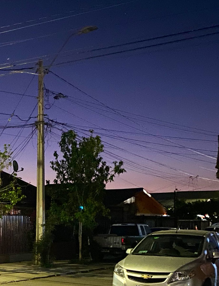 Mafiupla's tweet photo. @CGE_Clientes llevamos casi 3 semanas sin luz en este poste,no se si mas vecinos han reclamado, pero se ha vuelto peligroso no tener iluminacion ahi, poste numero 21-11-205 ubicado en la intersección de Pedro de Gamboa con Alonso Corona, para que lo vengan a reparar por favor https://t.co/DxDqYYUv9s