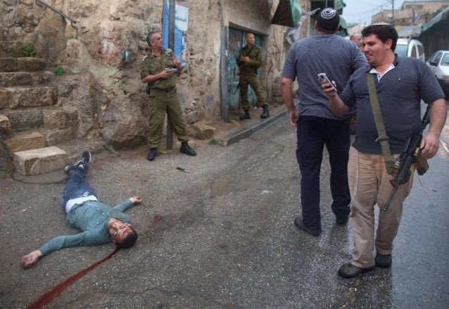 herricahyadi's tweet photo. Ini sipil Israel. Banyak dr mereka bersenjata &amp; digunakan utk mengintimidasi org-org Palestina. Biasanya, tentara selalu memback-up mereka. 

Ini momen yg tertangkap kamera. Pernah melihat ini di media mainstream? Tentu tidak. Kejadian seperti ini sudah jd tradisi harian mereka. https://t.co/yp6cBGHS3H