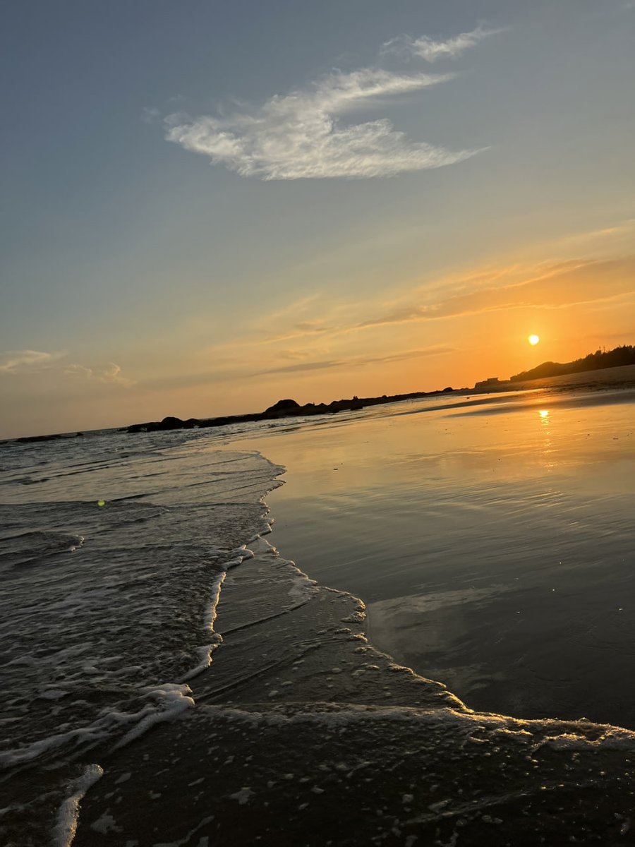 The sunset is immersed in the orange sea, and good night is immersed in sincere love.