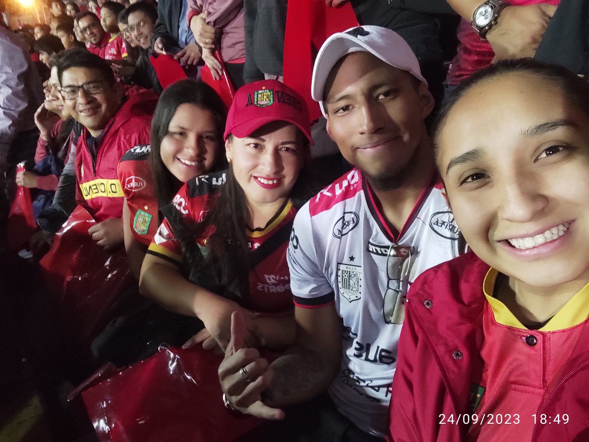 JonnathanFa's tweet photo. @amenpt71 @DCuencaOficial Esta hinchada siempre en las buenas y malas, creo que nos merecemos el buzo del mejor arquero que tiene nuestro país San Hamilton 🔴⚫🦁 https://t.co/8lRvxTiXUa
